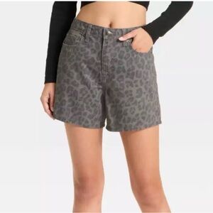 Mid-Rise Leopard Print Women's Shorts
